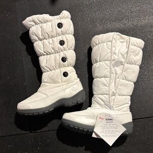 New NWT Totes Women's Quilted White Winter Boots